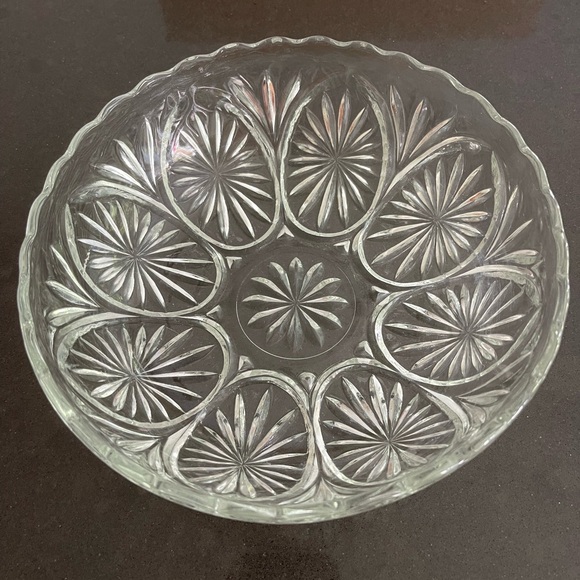 Anchor Hocking Star and Cameo Medallion Clear Glass Serving Bowl. 8”Wx2.75”H. - Picture 6 of 6